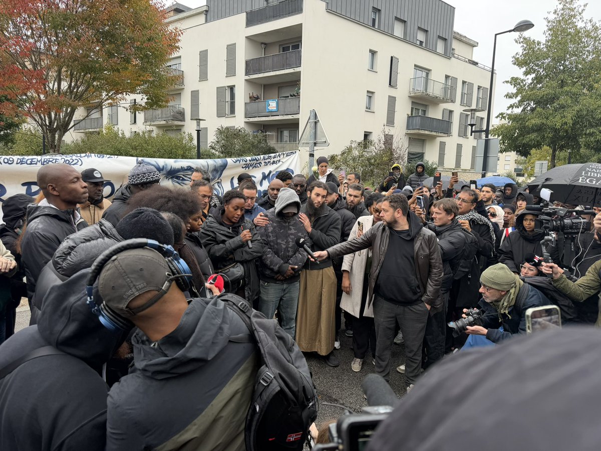s_assbague's tweet photo. À Trappes, pour le rassemblement en hommage à Pengo et aux autres victimes de l’attaque raciste survenue hier. 

Il n’y a pas une personne croisée qui n’ait pas pointé du doigt l’islamophobie &amp; la négrophobie généralisées et la responsabilité massive  des médias et politiques. https://t.co/WmGwV6m4nR