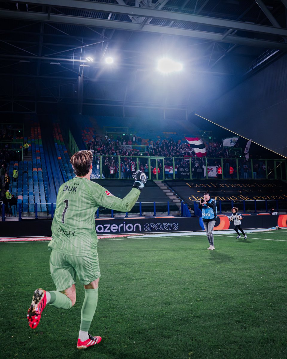 FC_Emmen's tweet photo. 𝐖𝐞𝐞𝐫 𝐝𝐞 𝐧𝐮𝐥! 👏

#vitEMM #HIERHOORIK #HIERKOMIKWEG https://t.co/jYECsYacel