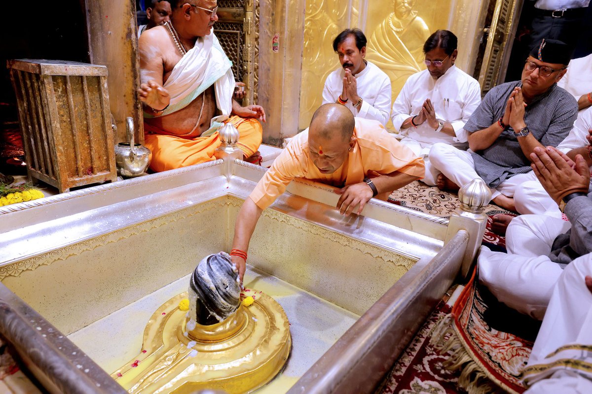 GorakhnathMndr's tweet photo. काशीश्वरं सकलभक्तजनार्तिहारं
विश्वेश्वरं प्रणतपालनभव्यभारम्।
रामेश्वरं विजयदानविधानधीरं
गौरीश्वरं वरदहस्तधरं नमामः॥

गोरक्षपीठाधीश्वर, महंत श्री @myogiadityanath जी महाराज ने आज धर्म की नगरी काशी में बाबा विश्वनाथ जी के दर्शन-पूजन कर अखिल मानवता के कल्याण हेतु प्रार्थना की। https://t.co/EDOngjc1ia