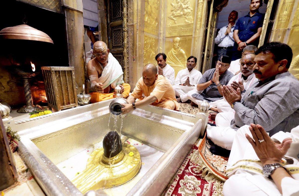 GorakhnathMndr's tweet photo. काशीश्वरं सकलभक्तजनार्तिहारं
विश्वेश्वरं प्रणतपालनभव्यभारम्।
रामेश्वरं विजयदानविधानधीरं
गौरीश्वरं वरदहस्तधरं नमामः॥

गोरक्षपीठाधीश्वर, महंत श्री @myogiadityanath जी महाराज ने आज धर्म की नगरी काशी में बाबा विश्वनाथ जी के दर्शन-पूजन कर अखिल मानवता के कल्याण हेतु प्रार्थना की। https://t.co/EDOngjc1ia