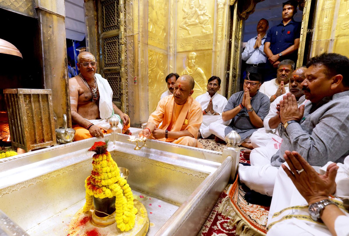 GorakhnathMndr's tweet photo. काशीश्वरं सकलभक्तजनार्तिहारं
विश्वेश्वरं प्रणतपालनभव्यभारम्।
रामेश्वरं विजयदानविधानधीरं
गौरीश्वरं वरदहस्तधरं नमामः॥

गोरक्षपीठाधीश्वर, महंत श्री @myogiadityanath जी महाराज ने आज धर्म की नगरी काशी में बाबा विश्वनाथ जी के दर्शन-पूजन कर अखिल मानवता के कल्याण हेतु प्रार्थना की। https://t.co/EDOngjc1ia