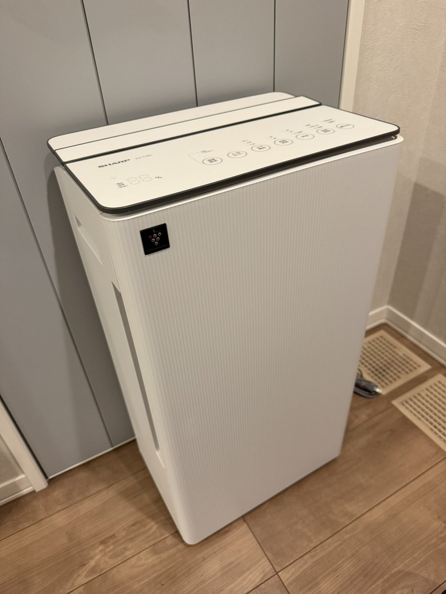 gravity808's tweet photo. Amazon のセールでポチッた除湿機が届いた、なんで今の時期にって思われるけど、沿岸部は年中湿度が高いのです、全館空調で除湿はしてるんだけど、洗濯物の部屋干しとかすると、どうしても速攻で乾かさないと臭くなっちゃうから
１日18リットルくらい除湿できるハイパワーモデル、プラズマクラスター搭載も良さげ
#除湿機 #SHARP #海辺の生活 #湿度