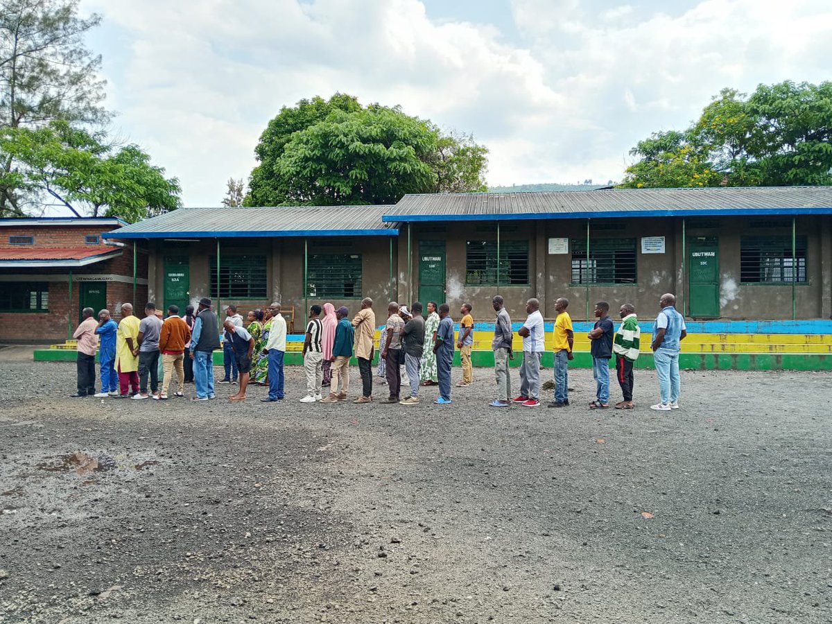 RubavuDistrict's tweet photo. Uyu munsi, Muri @RubavuDistrict abaturage bazindukiye kuri site zitandukanye z'itora kwitorera abayobozi ku rwego rw'umudugudu 

#Amatora2026 yagenze neza https://t.co/KYBhP58sgk