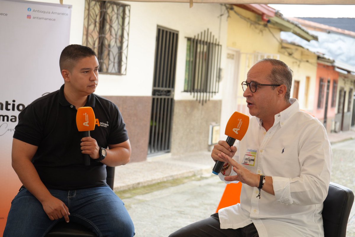 EspinalSenador's tweet photo. #NoParamos

El senador @Juan_EspinalR acompaña el Encuentro de Dirigentes del Suroeste Antioqueño, un espacio para impulsar soluciones para la región. Insistirá en culminar #Pacífico1, fortalecer la seguridad y potenciar el turismo.

 #50PueblosPaisas #Antioquia https://t.co/oIuyopSb7k