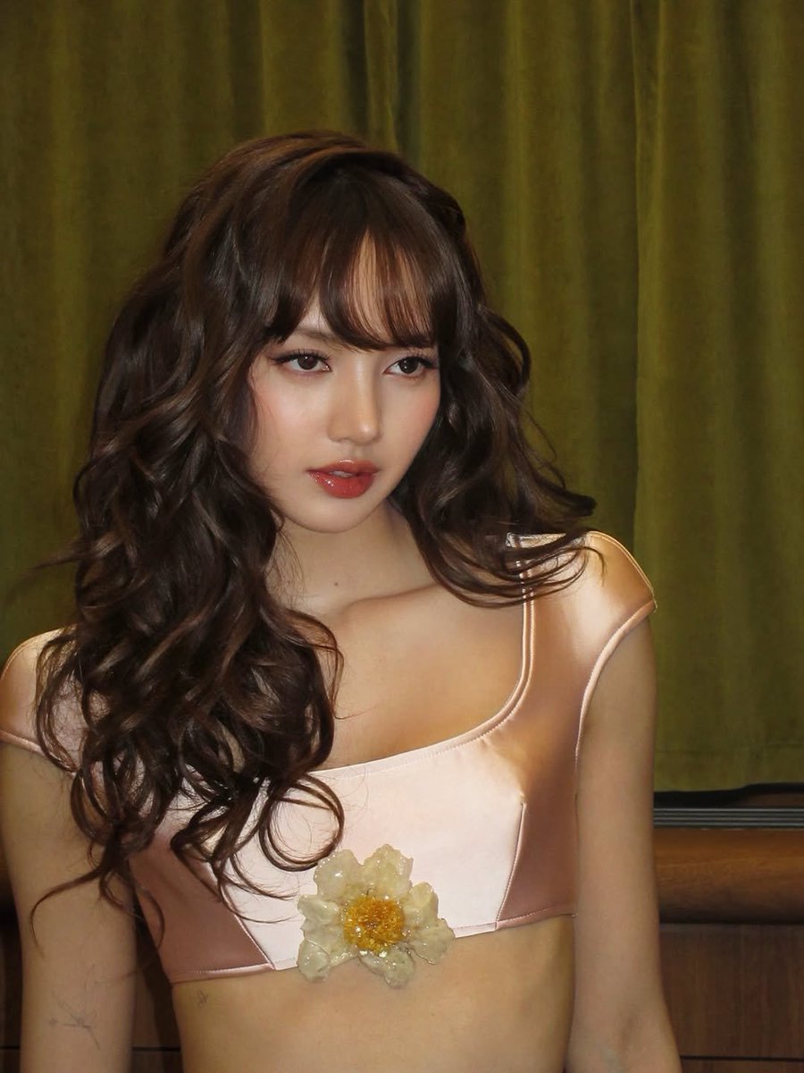 Raw_Intent's tweet photo. There's no point falling for any K-pop idol when Lisa exists. The standards are already unfairly high.👑 https://t.co/CFX1DF9OpA