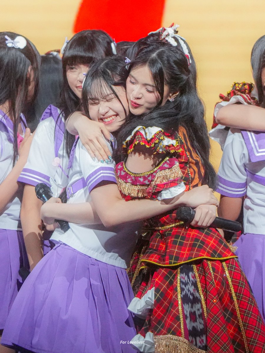 ForLoveliest's tweet photo. Lovely hug 🫂🤍

@M_MikaelaJKT48 @Y_CynthiaJKT48 https://t.co/GPOlBkOcYr