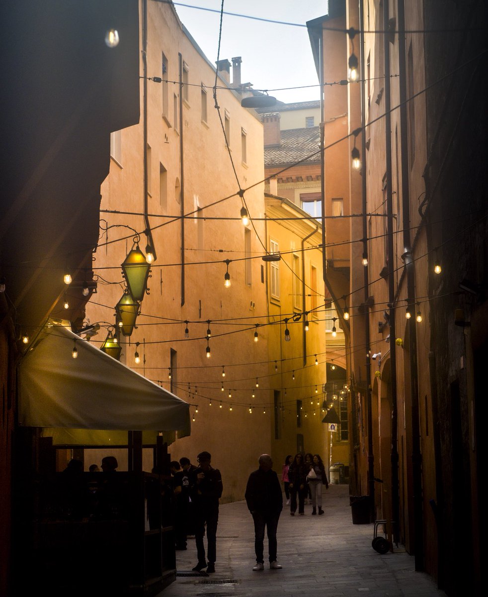 _EFarrellPhoto's tweet photo. Oh Siena. A riotous assembly of ochre, umber and inkwell noir … #siena #italy #streetphotography 
https://t.co/Ou69byWS62 https://t.co/ajrv1LXnLW