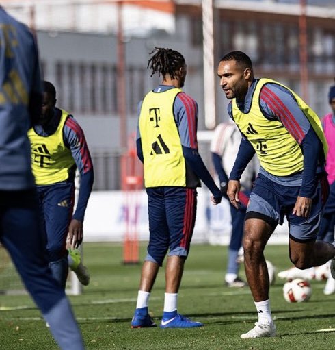 oliseSZN_17's tweet photo. the final training session ahead of our Bundesliga away game 1️⃣7️⃣🔥 https://t.co/OMW33pTzRD