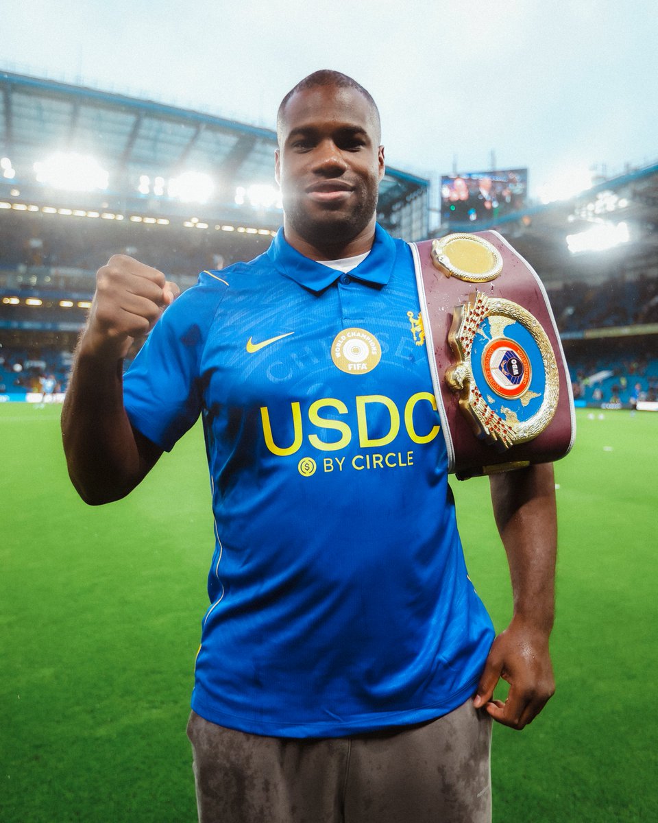 ChelseaFC's tweet photo. Heavyweight world champion, Daniel Dubois is in the building. 📸

#CFC | #CHETOT https://t.co/Kh9Xcj7vRb