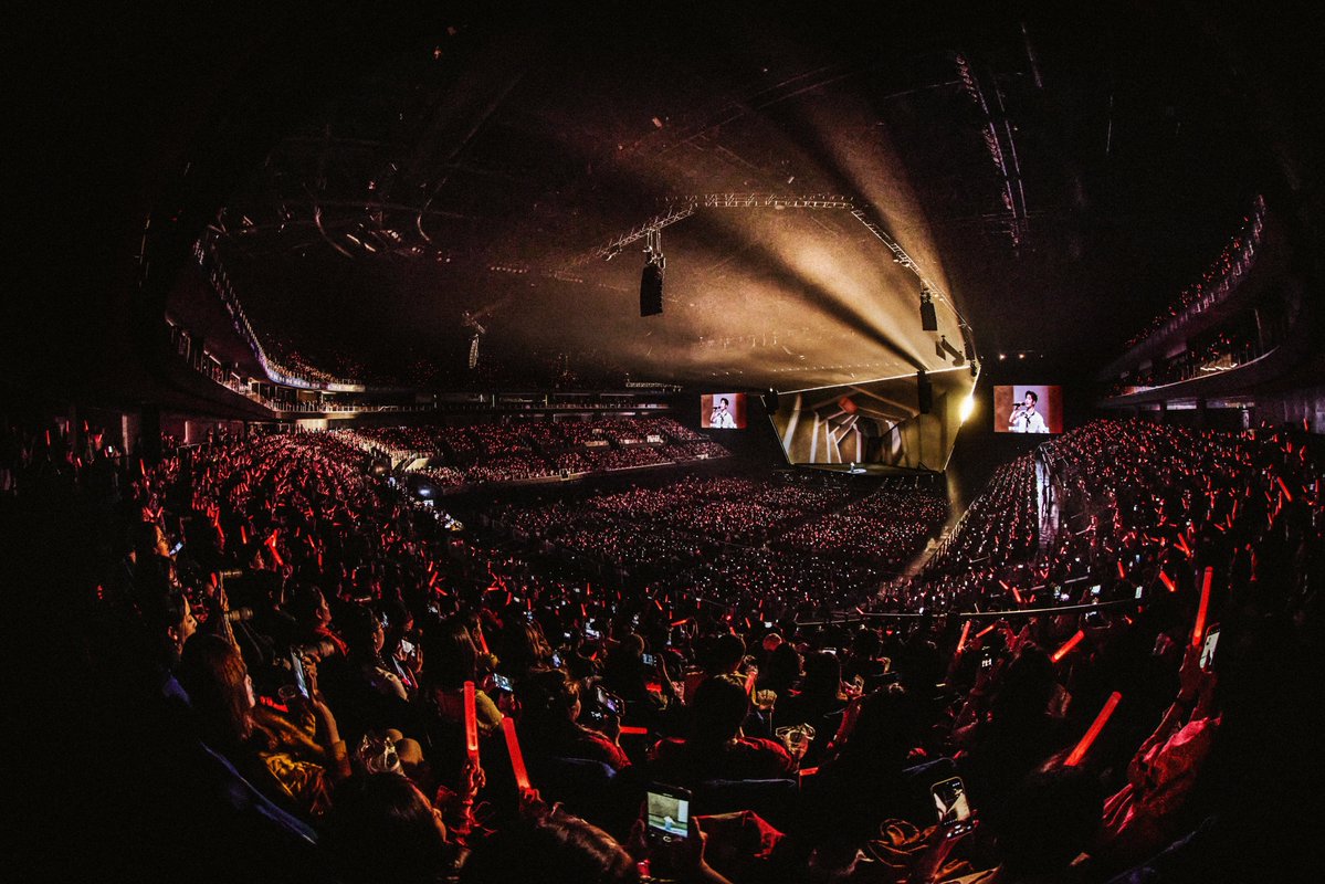 Okcd_aktf's tweet photo. this XZS photo should be remember! it clearly shows fans with red lightsticks, along with a yellow light emanating directly from the stage and illuminates the entire venue. The yellow lighting was planned by the organizers! ❤️💛 https://t.co/MRL5PiSj6D
