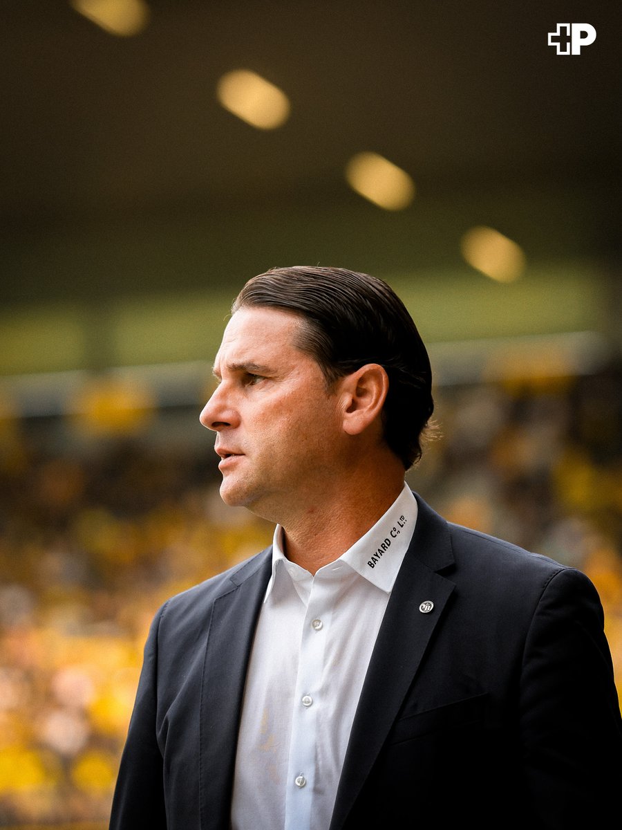 BSC_YB's tweet photo. ℹ️ 𝗬𝗕 - 𝗦𝘁. 𝗚𝗮𝗹𝗹𝗲𝗻 𝗼𝗵𝗻𝗲 𝗧𝗿𝗮𝗶𝗻𝗲𝗿 𝗚𝗲𝗿𝗿𝘆 𝗦𝗲𝗼𝗮𝗻𝗲
Gerry Seoane wird heute beim Heimspiel gegen den FC St. Gallen (Beginn 20.30 Uhr) nicht an der Seitenlinie stehen können, sondern die Partie zuhause vor dem Fernseher verfolgen. 

Seoane musste gestern nach Schwindelgefühlen und Unwohlsein in Spitalpflege gebracht werden. Dort wurde eine Entzündung des Gleichgewichtsnervs im Innenohr diagnostiziert. Der 47-Jährige konnte das Spital am Samstagnachmittag wieder verlassen und befindet sich auf dem Weg der Besserung. Nach jetzigem Stand kann davon ausgegangen werden, dass der YB-Trainer seine Arbeit im Stadion Wankdorf im Verlauf der kommenden Woche wieder aufnehmen wird.
 
Die Aufgaben des Cheftrainers am heutigen Spieltag übernimmt Assistenztrainer Matteo Vanetta, unterstützt von Patrick Schnarwiler und dem gesamten Staff.

Gute Besserung, Gerry! 💛🖤

Fit für Gelbschwarz – dein YB Medical Report präsentiert von Post Digital Health.