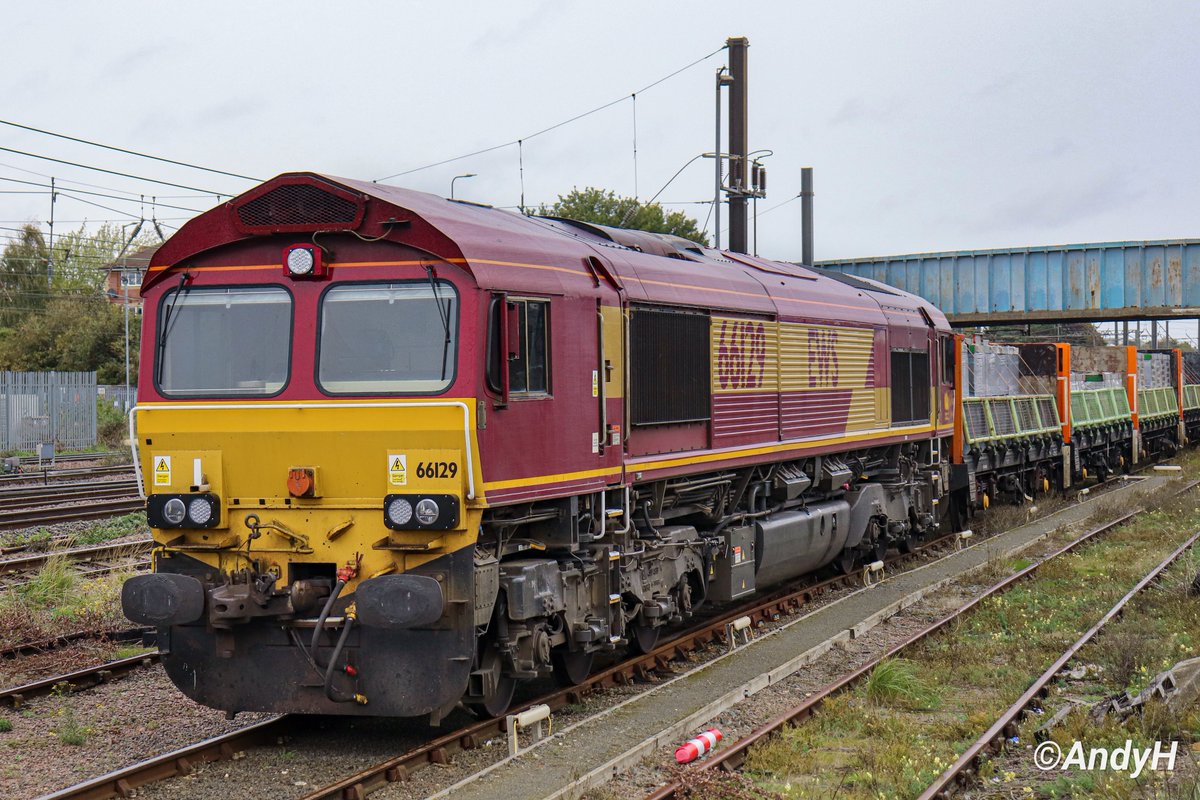 holtona72's tweet photo. #ShedSaturday Still #EWS branded @DBCargoUK 66129 stabled in Peterborough yard this lunchtime after working in just after midnight with 6H86 Heck Plasmor to Peterborough West Yard loaded 4 wheelers. #ShedWatch #DBCargo #ECML 24/10/26 https://t.co/fMfefVosq4