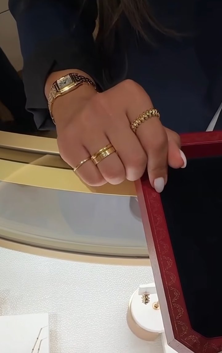 CodingIncloud_'s tweet photo. I love her placement—I'm stealing it. It's so beautiful. Cartier stacks just look so good. 💕🎀 https://t.co/egLKStbCfr