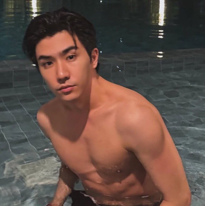 cheridolliee's tweet photo. perth tanapon i'm on my knees 😭🙏🧎🏻‍♀️

#PerthTanapon #PerthSanta #Perthppe https://t.co/zXRDlqk5gw