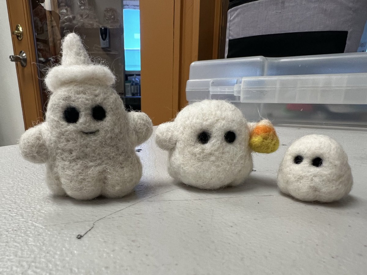 botbot1998's tweet photo. a set of small ghosts, made in needle felt
小さな幽霊たち、羊毛フェルト作りです
*from 9/17, 10/15* https://t.co/q7b8aneFcq