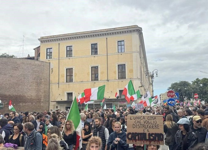 YourAnonCentral's tweet photo. Pro-Russian demonstrators marched in Italy demanding Ukraine disarm and accept “peace” (death) with Russia.

Organiser Asse Antimperialista claimed 10,000 attended. Estimates suggest only a few hundred. The group faces allegations of links to Russian influence operations. https://t.co/lxzzBP6p0o