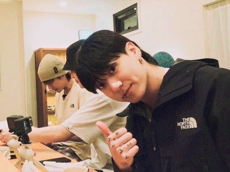 jungkookversex's tweet photo. the boyfriend in him is screaming in these🫡🩷 https://t.co/o3W37dyt2d