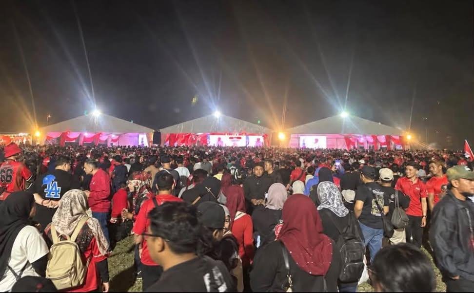 adamyusuf88's tweet photo. Gambar betul ke AI?

Siapa pergi penamaan calon PH tadi? https://t.co/Ho9WP1h7Kn