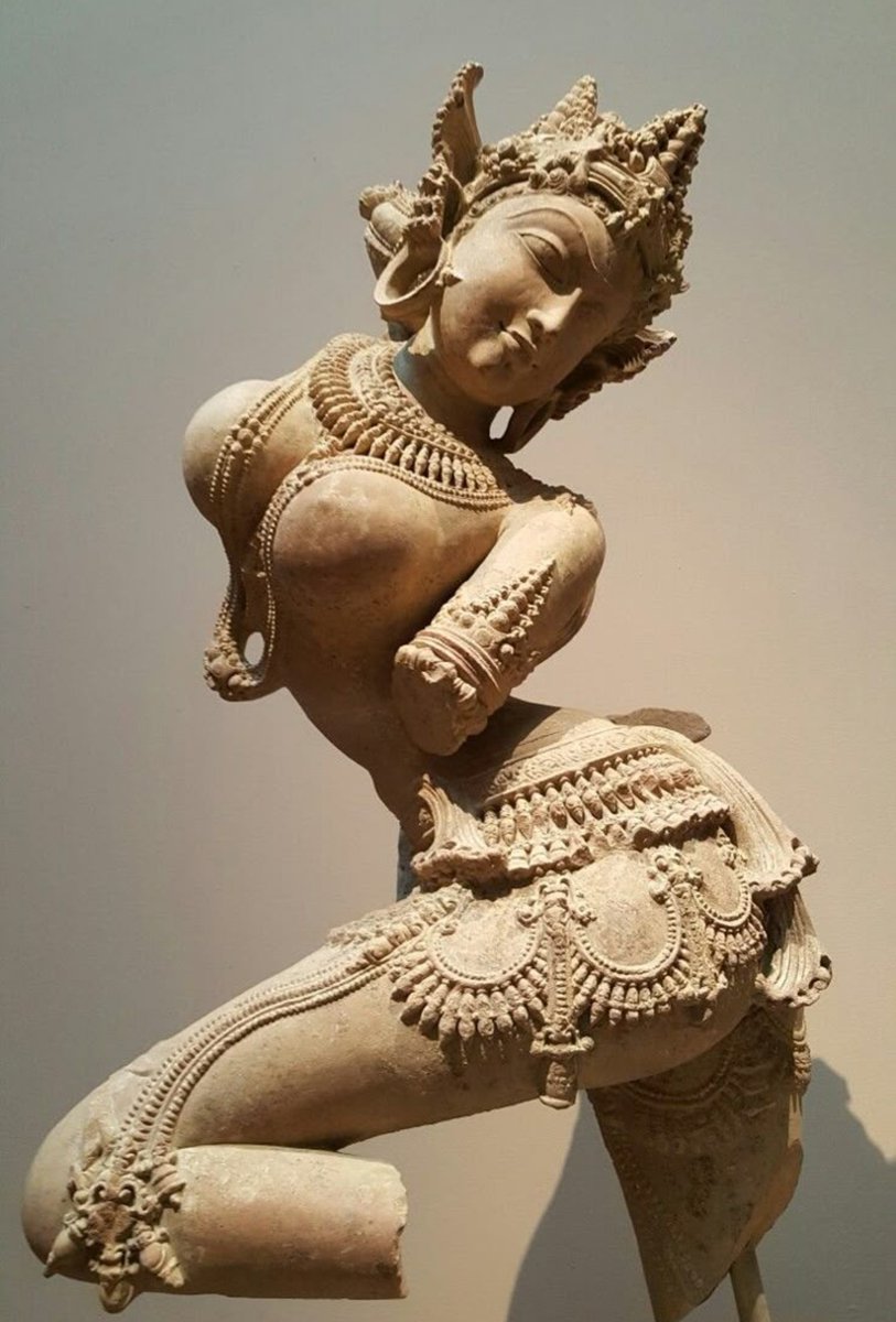 bee2wts's tweet photo. I've always been an admirer of the way female bodies are depicted in ancient Indian sculptures.

1. 5th-century CE, Yakshi, Mathura.
2. Mohini, Western Chalukya, 12th Century A.D., Gadag, Karnataka.
3. Apsara, Chandela dynasty, mid-11th century CE. https://t.co/idj1Oq0vTt