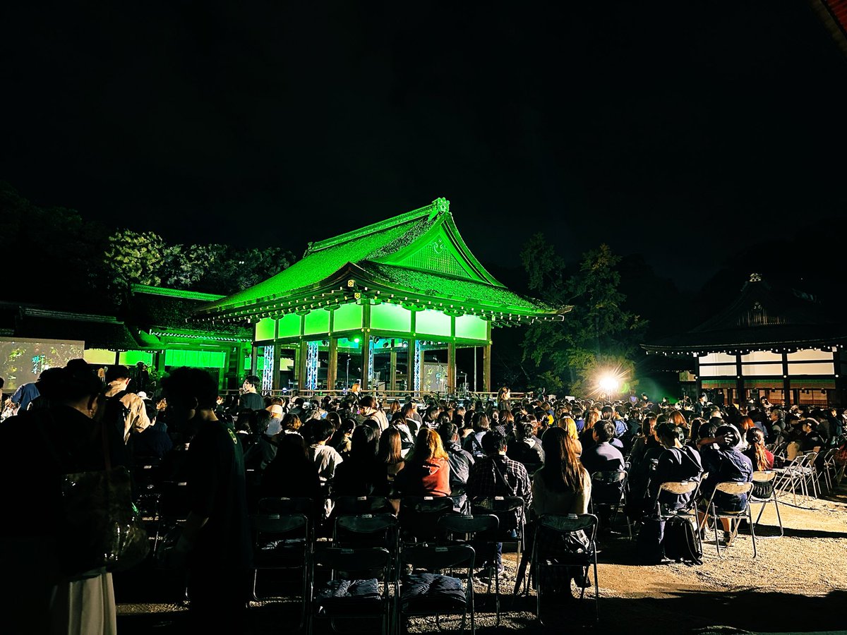 0kamochi's tweet photo. 演出を担当している #鴨の音 第六夜
『声の森』初日終演いたしました🌙

お天気にも恵まれて素晴らしいステージになりました
ご来場の皆様、本当にありがとうございました
秋の境内の空気に沁み渡るような、えもいわれぬ時間をみなさまと過ごせて幸せでした

キャストの皆様の演技が輪をかけて深みを見せていました🌷
リハーサルの何倍も感情がうねっていて、きっと場の力と、お客さんの存在がそうさせるのだろうなと思います

作品の根幹を作ってくださった脚本の吉田玲子さん、劇世界を拡張してくださった音楽のサッカリンさんにも観ていただいて、喜んでいただけたことも、演出冥利につきます、よろこびです

明日もう一夜、共にできるのがうれしいです🦆