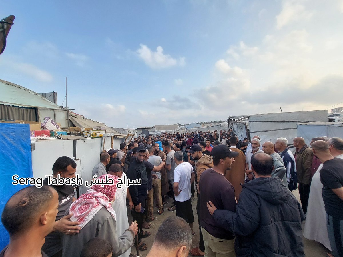 mohammedhaniya's tweet photo. هذا الطابور يبدأ عند الفجر..
يقف الناس في نقطة توزيع الخبز لساعات طويلة تُحرق من أعمارهم وأوقاتهم.. ساعات متخمة بالقهر والعجز.

هنا غزة حيث أصبح رغيف الخبز بشق الأنفس https://t.co/2PT58mZBhh