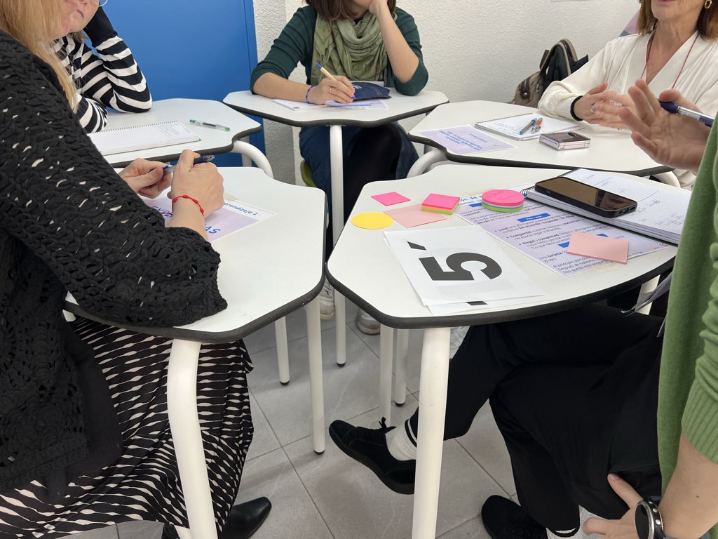 CAFIgalicia's tweet photo. 🗣️ O CAFI estivo nas #IIIJornadasEscuelasAmigas compartindo aprendizaxes sobre inclusión nun obradoiro conxunto coa @EOIjesusmaestro:
🇪🇺 proxecto #CAFI_incluidas
👩🏻🏫 plan de formación da EOI de Madrid, creada en 1911
Cc/ @sepiegob https://t.co/QALyVUrnSF