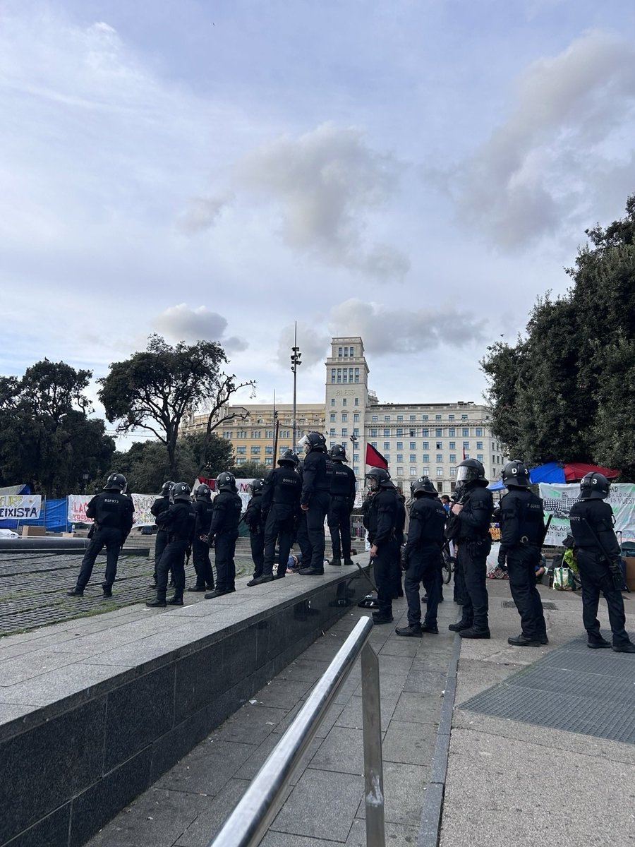 HoritzoS's tweet photo. ‼️#ÚltimaHora | Gran desplegament policial i identificacions per perfil racial a Plaça Catalunya per una convocatòria de mobilització d’estudiants de secundària sorgida per xarxes socials. https://t.co/TD8iSqmUEU
