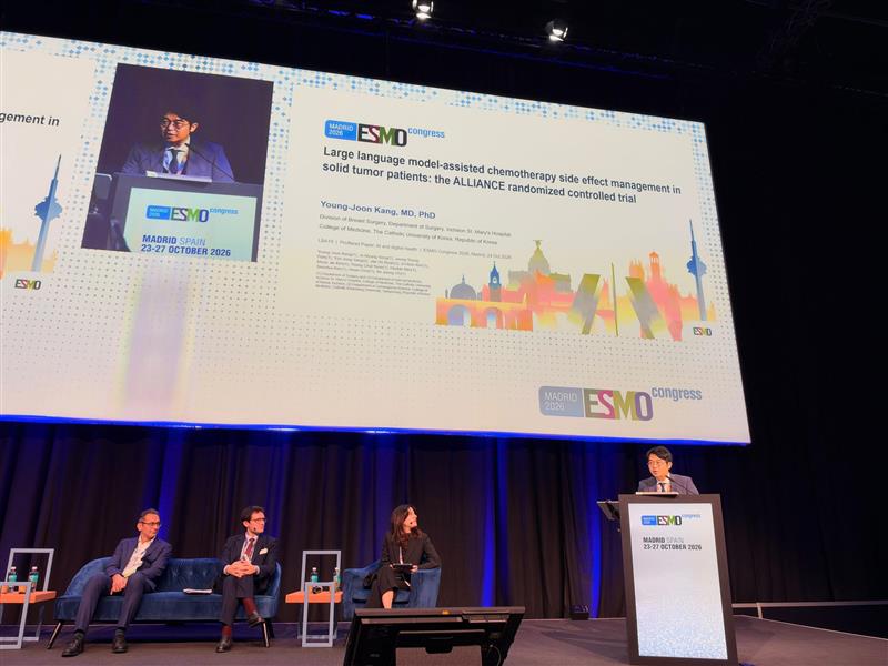 CancerNetwrk's tweet photo. 📢 @DrArturoAI was on the floor for LBA19 at #ESMO26!

In ALLIANCE, the first randomized trial of an LLM in the oncologist’s hands, more adverse effects were recorded (5.4 vs 2.8 per patient), but dose reductions and quality of life didn’t change, per Young-Joon Kang, MD, PhD.

Physicians used it in fewer than half of visits, and the tool was safe under physician review.

#OncologyAI #LLMs #CNRealtimeReport