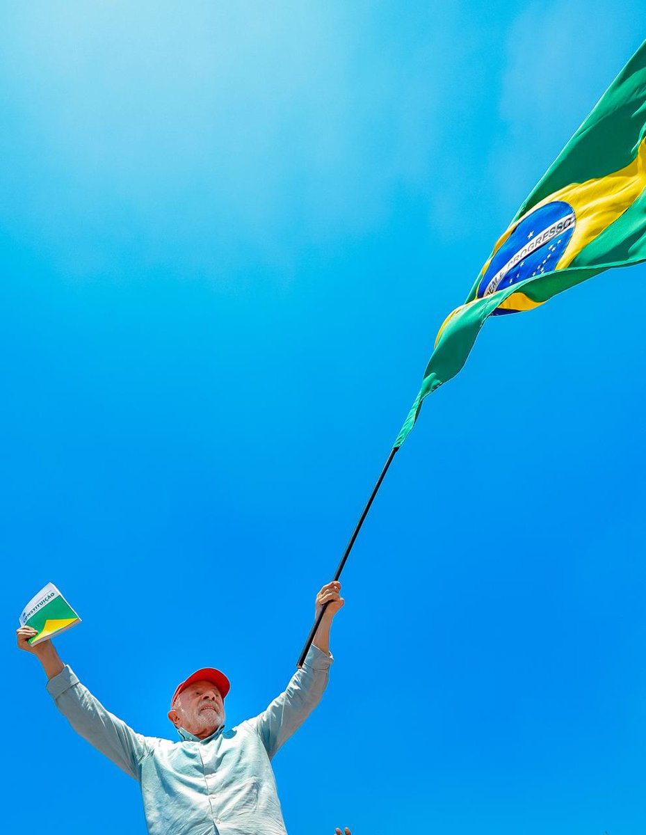 LulaOficial's tweet photo. "O que o povo brasileiro fez nesse segundo turno não estava escrito em nenhuma página da nossa sociologia. O povo assumiu para si a responsabilidade de fazer a campanha".

Muito obrigado, Rio de Janeiro!

📸 @ricardostuckert https://t.co/waEKIsfLlE