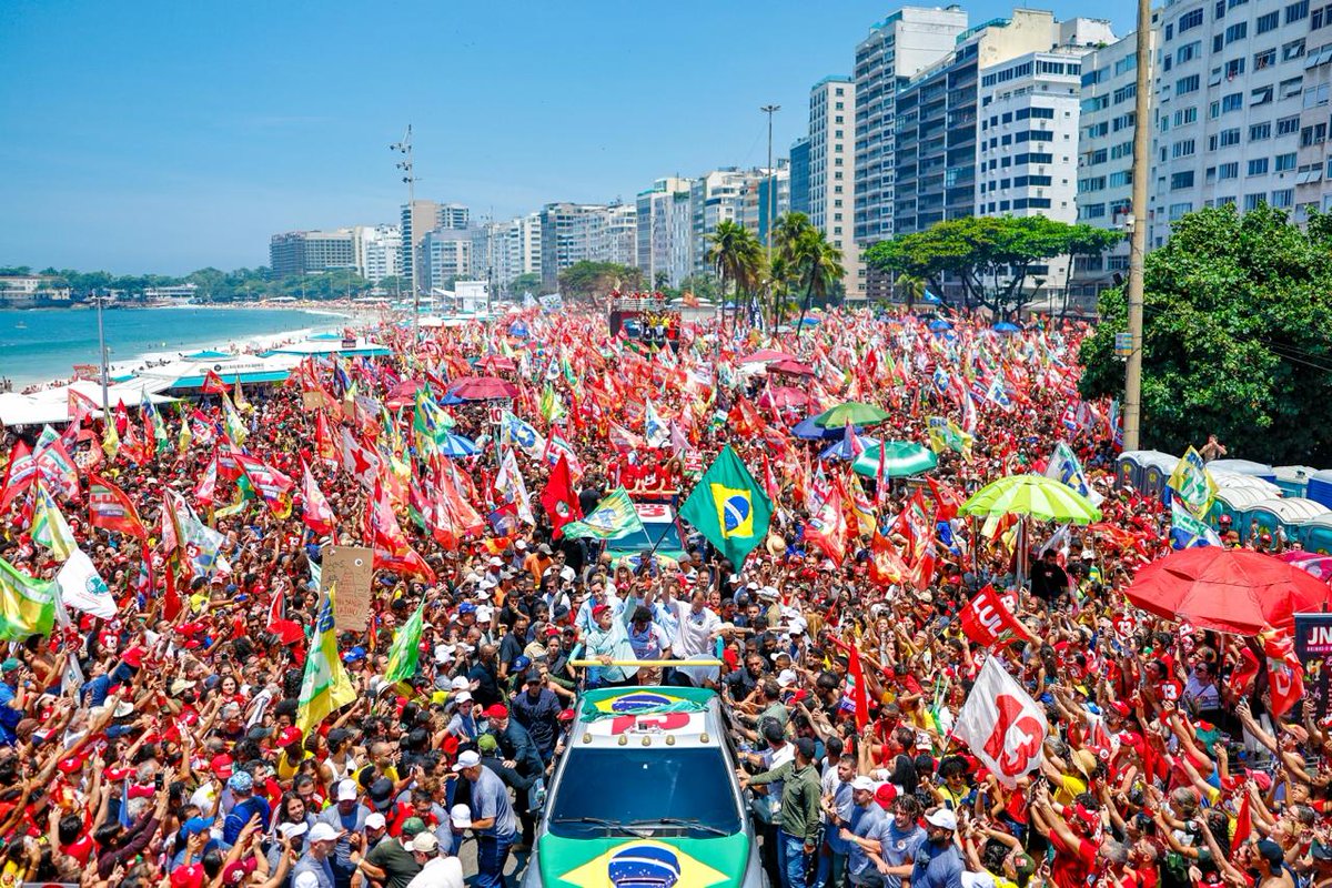 LulaOficial's tweet photo. "O que o povo brasileiro fez nesse segundo turno não estava escrito em nenhuma página da nossa sociologia. O povo assumiu para si a responsabilidade de fazer a campanha".

Muito obrigado, Rio de Janeiro!

📸 @ricardostuckert https://t.co/waEKIsfLlE