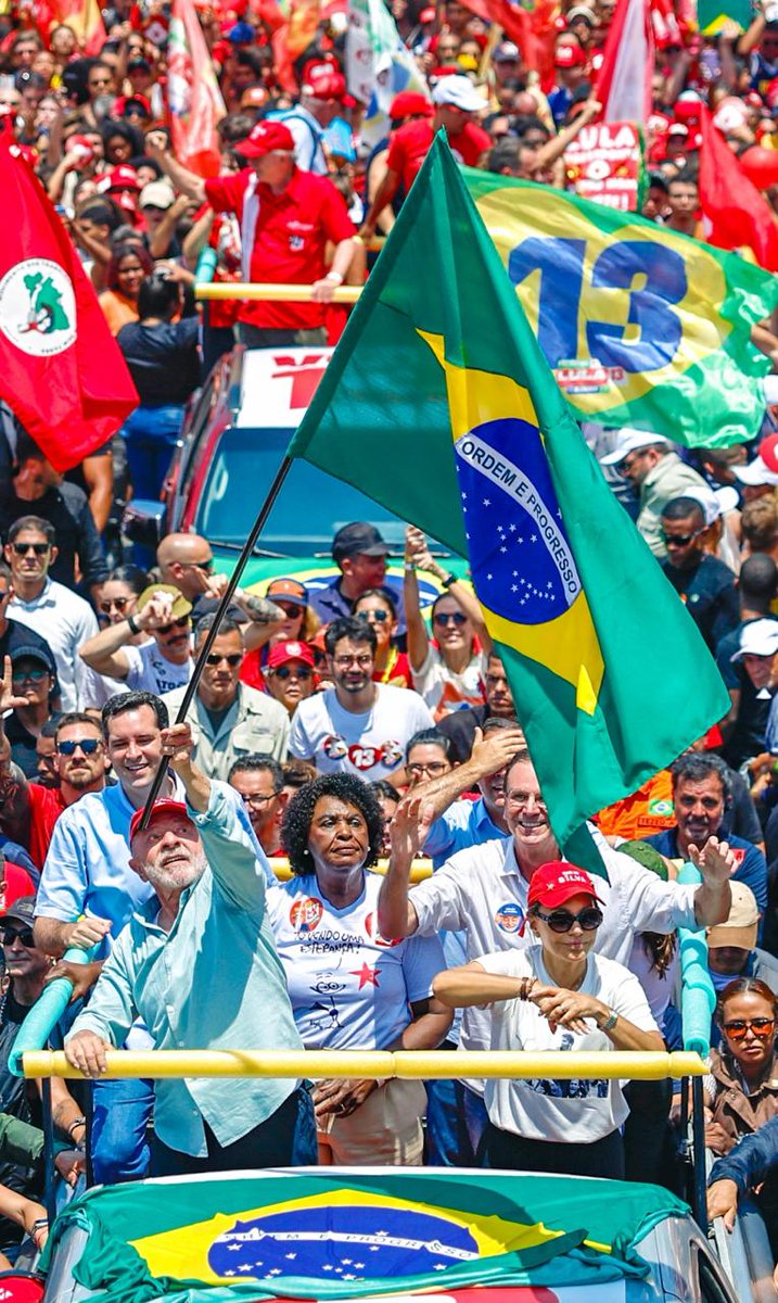 LulaOficial's tweet photo. "O que o povo brasileiro fez nesse segundo turno não estava escrito em nenhuma página da nossa sociologia. O povo assumiu para si a responsabilidade de fazer a campanha".

Muito obrigado, Rio de Janeiro!

📸 @ricardostuckert https://t.co/waEKIsfLlE