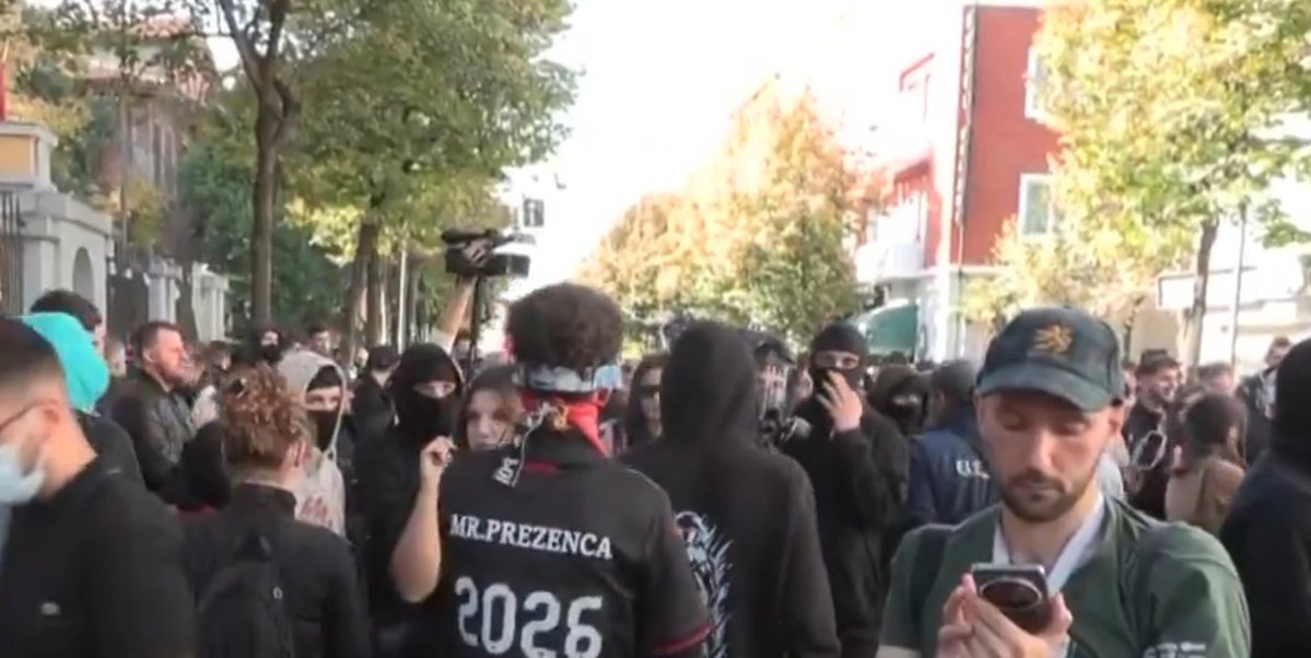 CryptArg23's tweet photo. @L_insoumission La malhonnêteté jusqu’au bout : mention du direct et modification de la vidéo pour faire croire à une Marseillaise. C’est de la désinformation à grande échelle, c’est très grave et très dangereux. Partager massivement et identifier l'@Arcom_fr !! https://t.co/GHfCzp0piV