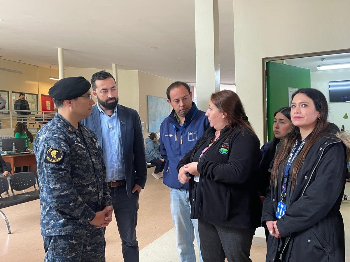 Armada_Chile's tweet photo. Durante la jornada de este sábado los médicos de la @fundacionacrux siguen realizando atenciones a la comunidad de #JuanFernández hasta donde llegó el Comandante del "Aquiles" Capitán de Fragata Jorge Chandía para interiorizarse acerca de las atenciones que se están realizando https://t.co/rdnlmtwO9U