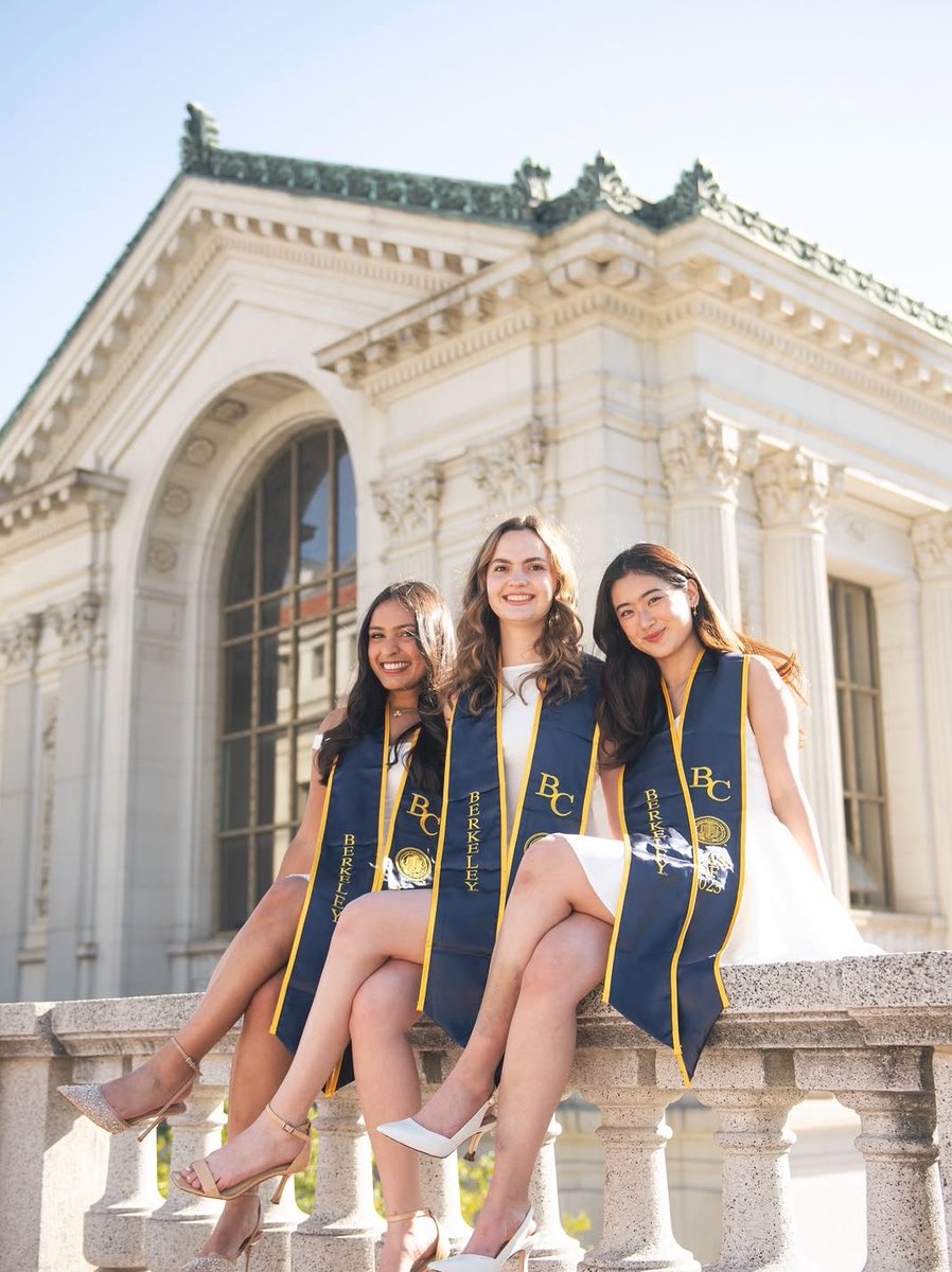 sushrushaa's tweet photo. My favorite seniors just graduated from @UCBerkeley 🥹These girls made us feel so welcomed, loved and supported from day 1. They set the standard for how we should treat our juniors. We’ll pass down that same energy to our juniors. Hope we stay in touch forever. LLS 👯‍♀️🩷go bears https://t.co/CHadd4v5IP