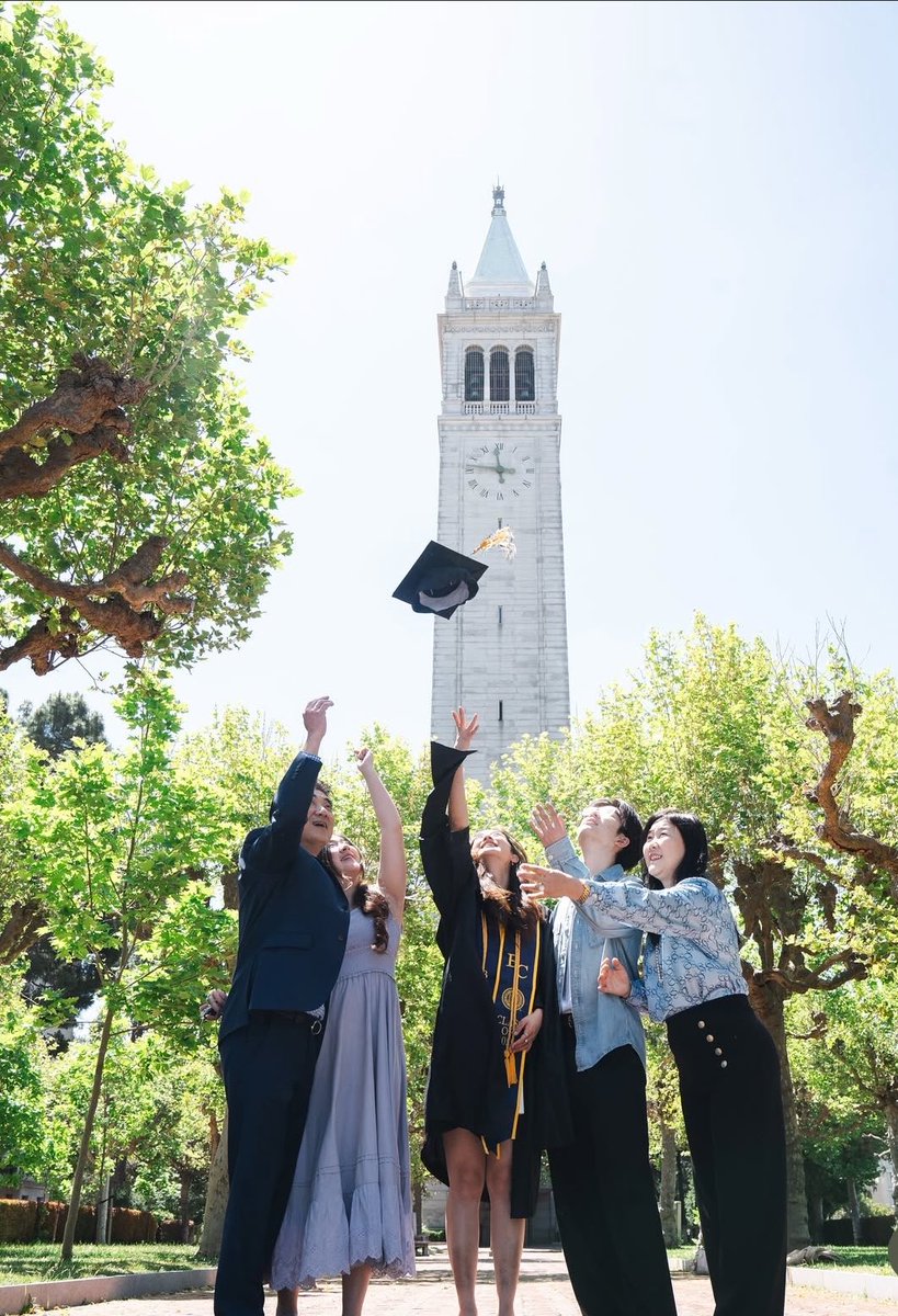 sushrushaa's tweet photo. My favorite seniors just graduated from @UCBerkeley 🥹These girls made us feel so welcomed, loved and supported from day 1. They set the standard for how we should treat our juniors. We’ll pass down that same energy to our juniors. Hope we stay in touch forever. LLS 👯‍♀️🩷go bears https://t.co/CHadd4v5IP
