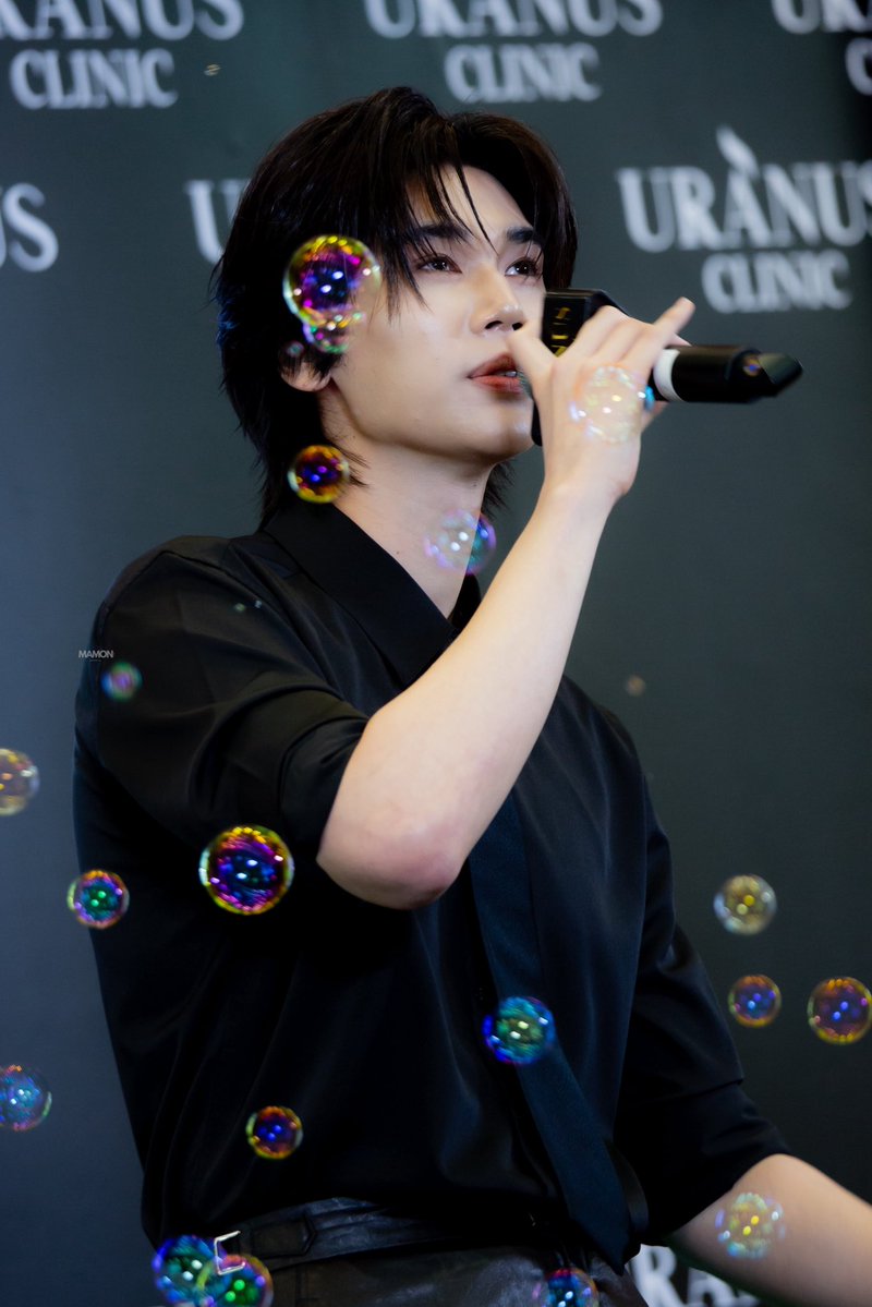 Baby_Tee_D's tweet photo. His hairstyle frames his features so nicely, while his composed expression adds a refined touch that makes Dunk's overall appearance stand out.
​
DUNK AT URANUS NAKHON SI
​
#UranusClinicxDunk
#dunknatachai https://t.co/L3bUy2ul0v