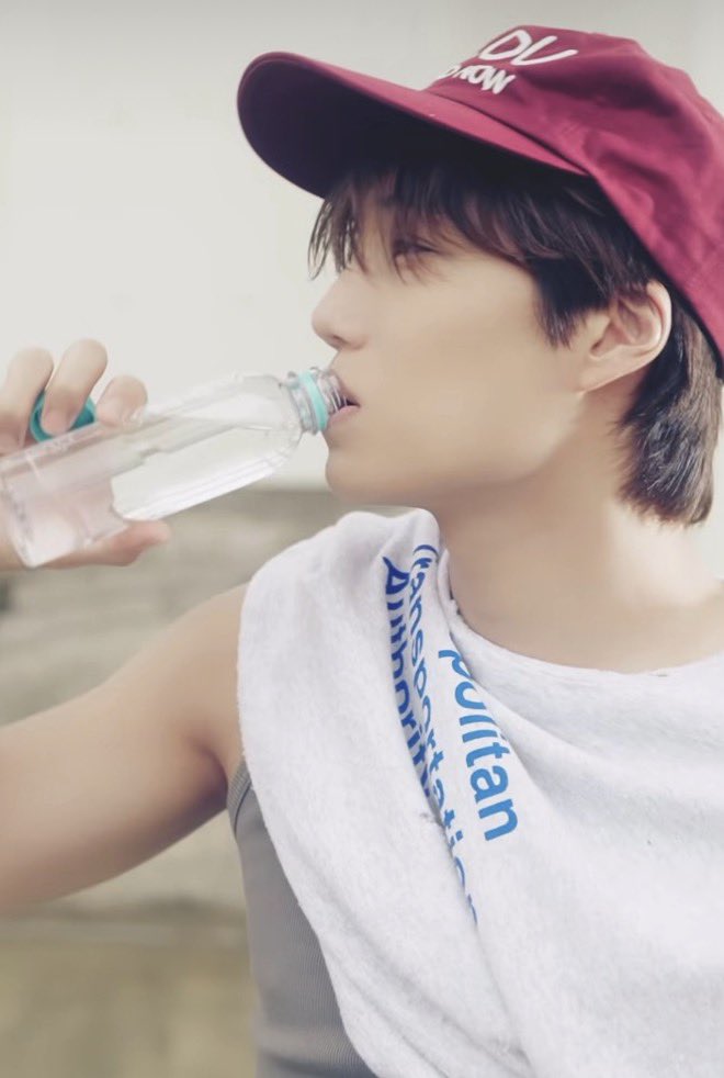 exo_kakang's tweet photo. 카이 모자쓰면 남친미 폭발해서 미치겠음,, https://t.co/nXLB7BskVa