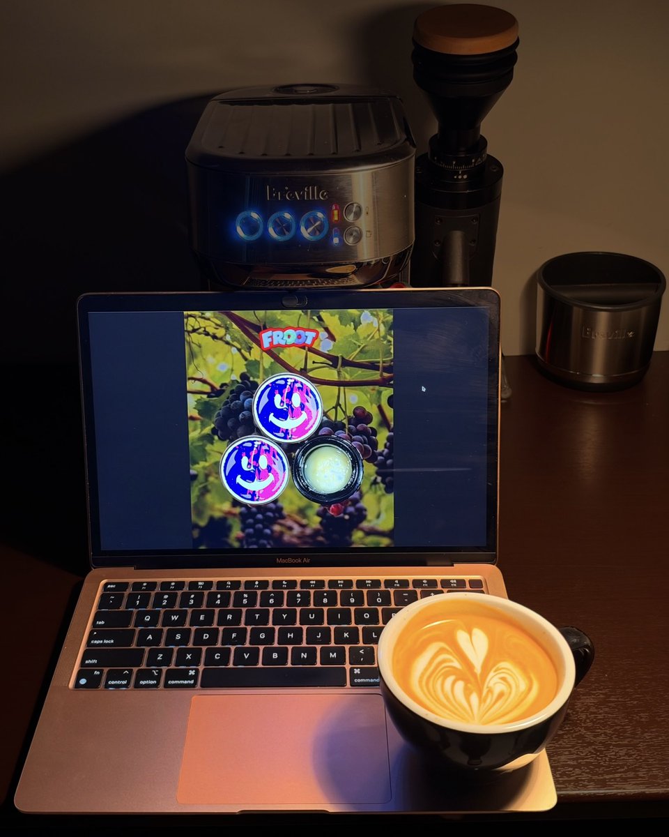 sinsemillaville's tweet photo. sipping this amazing coffee while editing this feel good - grape froot review ☀️☕️🍇🥣📝🖤 https://t.co/vWLHBNpErS