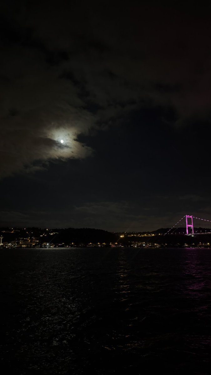 glsmuzer's tweet photo. bu akşam ayın güzelliği… 
bonus: overthinkime eşlik eden davetsiz misafir https://t.co/6pDdk28Ojx