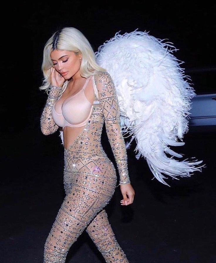 evilstea's tweet photo. Kylie Jenner para Halloween en 2018 
Vs 
Kylie Jenner para Victoria's Secret 2026. https://t.co/NWBtNN3UjF