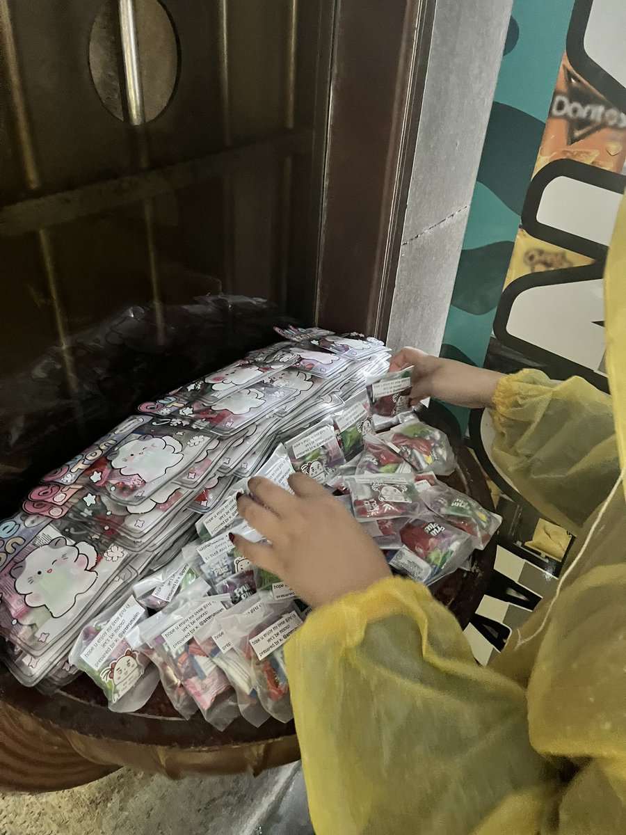 asterumalien's tweet photo. hii PLLIs! 
i cant attend tpe con due to my flight schedule 🥹😭🧎🏻‍♀️ so i visited ntsu venue today during the typhoon &amp; left my freebies there so pleaseeee take it tomorrow 🥺 (hopefully it will not get thrown away 🤞🏻) 
 
#PLAVE 
#PLAVE_WORLD_TOUR #KEEP_IT_MANIC_in_TAIPEI https://t.co/BYCYffwmz8