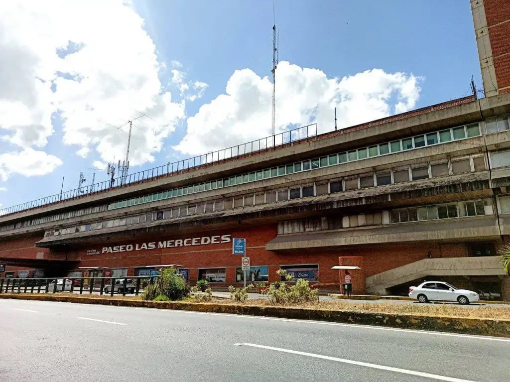 alxndrort's tweet photo. La gente en Caracas llorando cuando el lugar actualmente es esto 🤡 https://t.co/EeiPLea2Ic