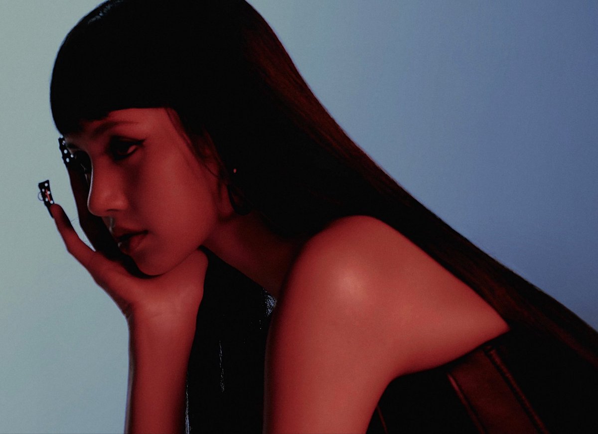 CREW_LISANESIA's tweet photo. Untuk Lilies yang masih bertanya-tanya kenapa “TARANTINO” belum berhasil masuk Spotify Chart Indonesia, yuk pahami dulu bagaimana persaingan chart dan perhitungan filtered streams bekerja.

Indonesia punya jumlah pendengar musik yang besar, sehingga persaingan untuk masuk ke Spotify Top 200 juga cukup ketat. Berdasarkan data, lagu yang menempati posisi #200 saja membutuhkan sekitar 181.377 stream dalam sehari.

Lalu, apa hubungannya dengan Spotify Global? Agar stream dari Indonesia bisa berkontribusi pada filtered streams Spotify Global, lagu tersebut harus terlebih dahulu masuk ke Top 200 Indonesia. Jadi, meskipun kita sudah mengumpulkan stream, jumlahnya mungkin masih belum cukup untuk menembus chart lokal. Inilah salah satu tantangan yang kita hadapi.

Dengan jumlah akun dan member streaming yang masih terbatas, tentu tidak mudah untuk mencapai angka tersebut. Meski begitu, tim streaming dan Lilies Indonesia sudah berusaha semaksimal mungkin dengan sumber daya yang kita punya untuk mendukung LISA.

Kita mungkin belum mendapatkan hasil seperti yang diharapkan, tetapi tolong jangan jadikan angka chart sebagai satu-satunya tolak ukur usaha kita. Ada Lilies yang sudah mengorbankan waktu istirahat, begadang semalaman, dan terus streaming demi memberikan dukungan terbaik untuk LISA. Semua usaha itu layak dihargai, bukan dibandingkan atau diremehkan.

Mari saling memahami dan tetap semangat. Kita memang masih punya keterbatasan, tetapi kita bisa terus berusaha bersama tanpa menjatuhkan satu sama lain. 

Terima kasih untuk setiap Lilies yang sudah ikut berjuang untuk PRESS PLAY. 💗🫂

#LISA #LISA_PRESSPLAY #LISA_Tarantino