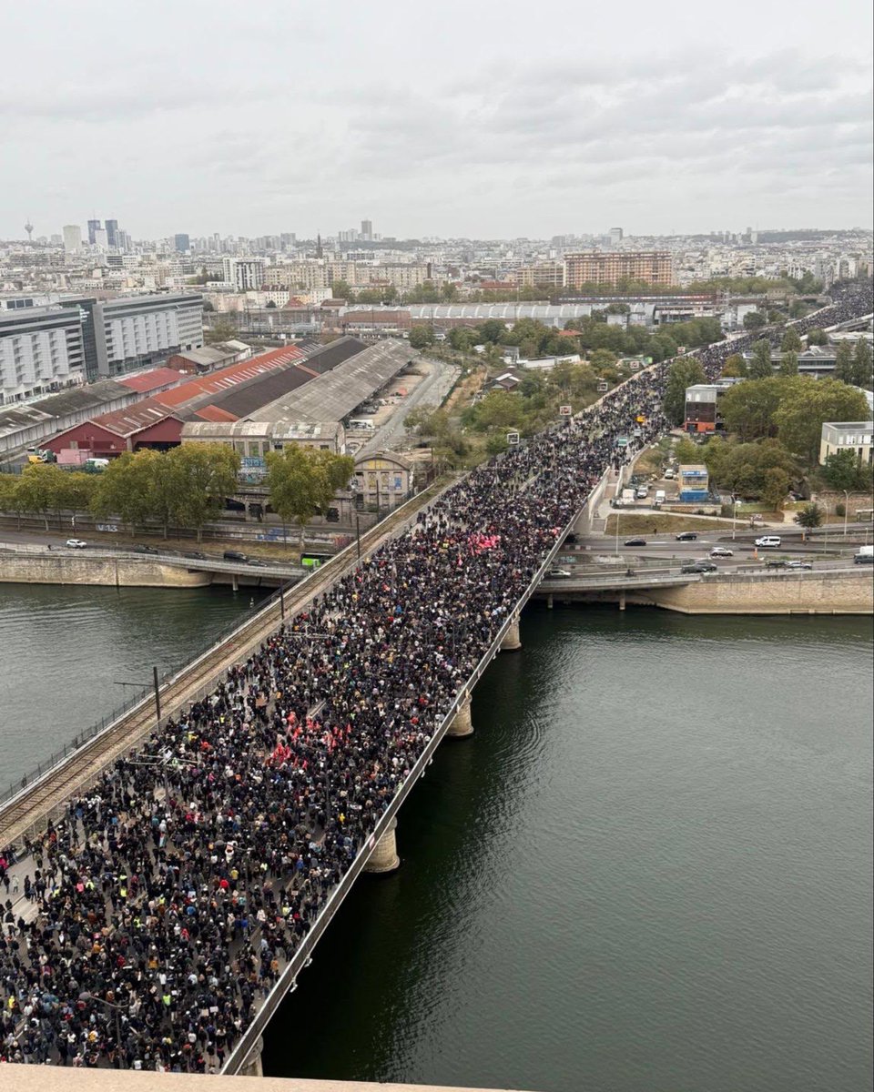ChrisNineham's tweet photo. Looks like a big victory for the movement in France today in the face of threats and provocation..

This is Paris this afternoon. https://t.co/Q7Y5IxEZEZ