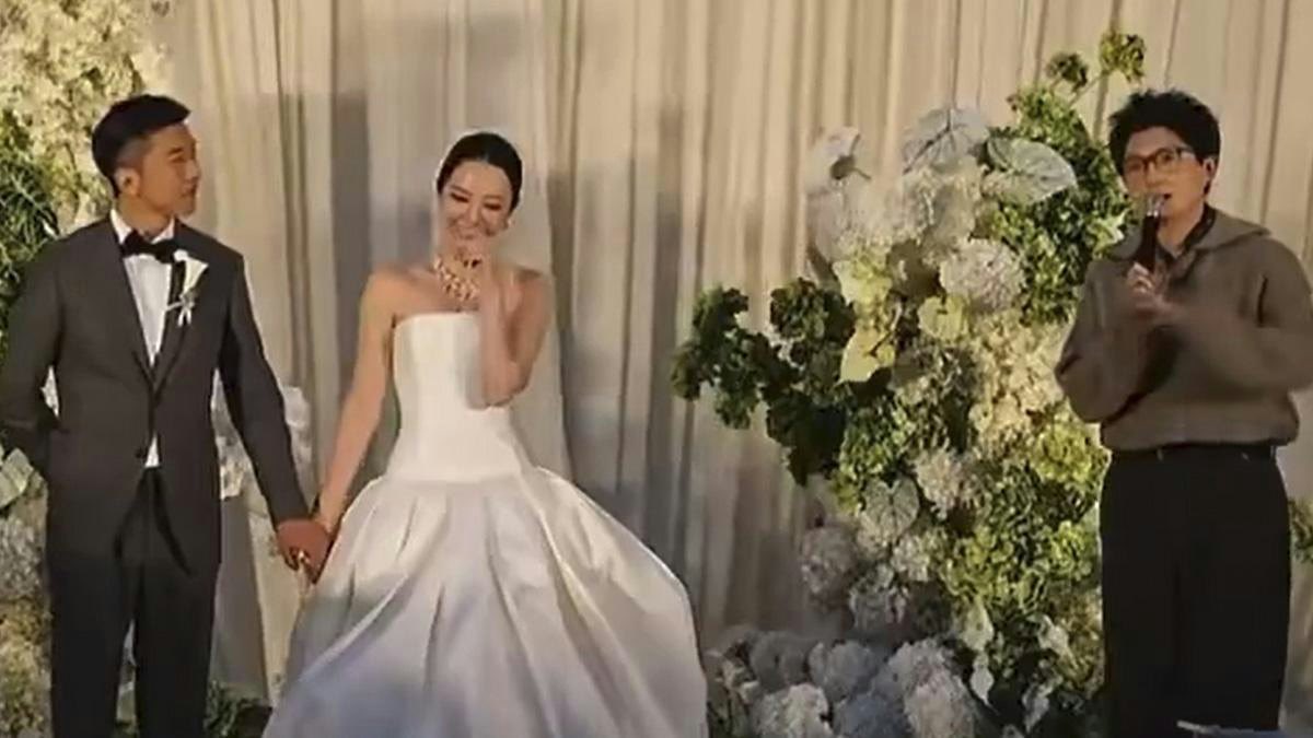 JustOnDiFi's tweet photo. 毛不易参加婚礼致辞争议 我看完整语境后更觉得：婚礼致辞被切片，真容易变形。新郎新娘已经回应「我们都很好，别断章取义」；「虽然不是我的妻子」「结婚越来越不意味着什么」后头都有转折，落点是��福。异性挚友上台说话，边界感该怎么把握？
#毛不易 #婚礼致辞 #社会热点 https://t.co/saw5Mzukkw