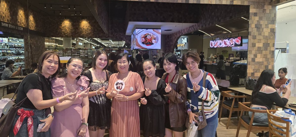TengmoMdpy's tweet photo. เสร็จจากถ่ายรูปเบเนแล้วพากันลงมากินข้าวก็ไม่ได้คิดหรอกว่าจะเจอคุณแม่ดีใจมากๆที่คุณแม่จำกลุ่มพวกหนูได้แล้วคุณแม่ก็คุยเก่งมากน่ารักเป็นกันเองมากรู้แล้วว่าพี่ตี๋น่ารักได้คุณแม่นี้เอง🥰🥰🙆🙆
#TeeHeng
#TeeHengGenOfUs1stFM
#TeeHengGENOFUS1stFanmeeting https://t.co/3aCr2Di41w