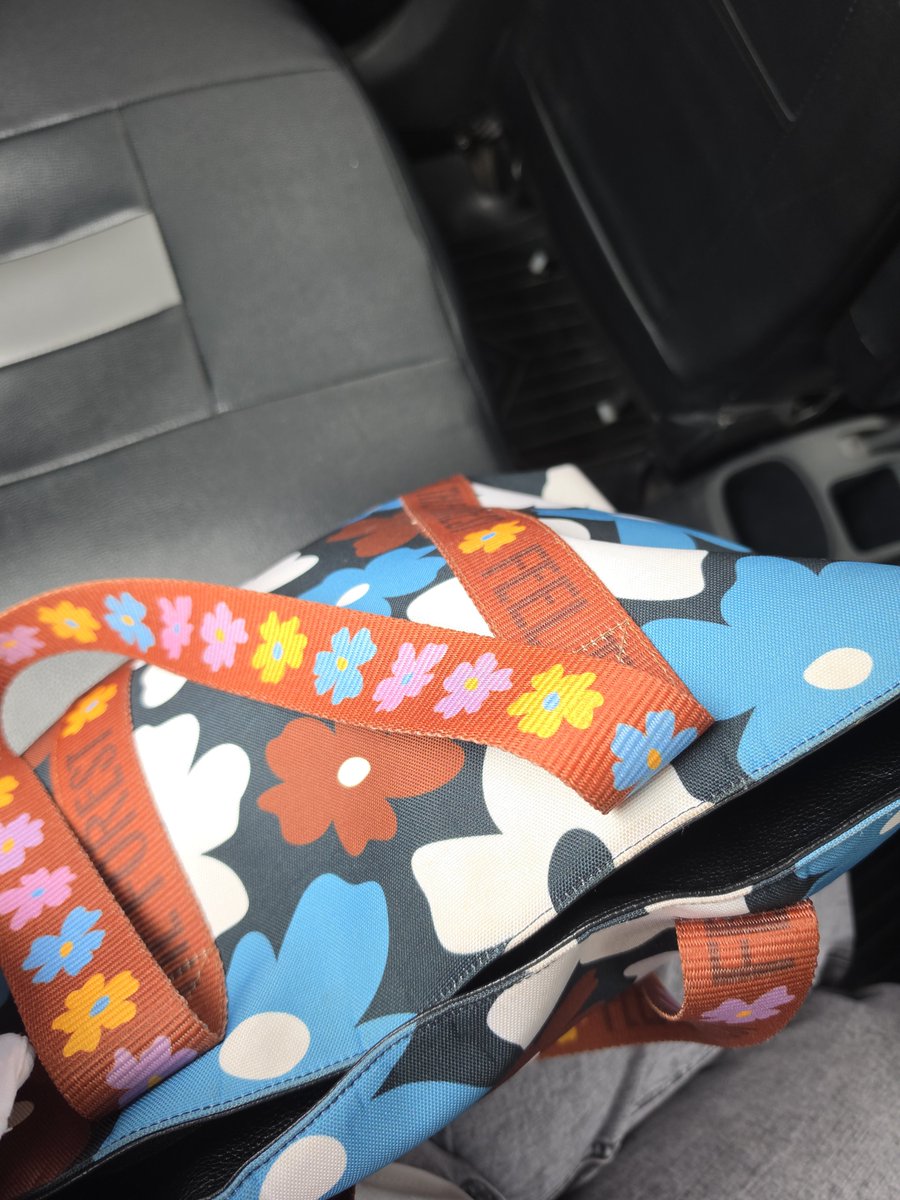 meredhiiit's tweet photo. Cuando será el día que salga con una cartera pequeña, decente? 😝 https://t.co/AqwkJI09Xb