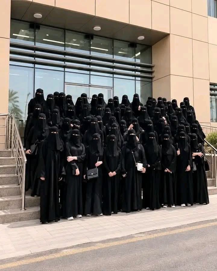 Dio25s's tweet photo. من يوم ما انولدنا واحنا نشوف هذي المظاهر بس ما عمرها تطبعت بأذهاننا لانها غير فطرية 
#٢٠٣٠_بلا_نقاب25 https://t.co/ycebVG0ZOQ