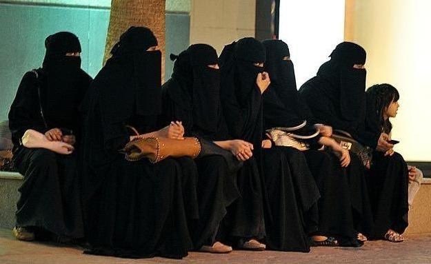 Dio25s's tweet photo. من يوم ما انولدنا واحنا نشوف هذي المظاهر بس ما عمرها تطبعت بأذهاننا لانها غير فطرية 
#٢٠٣٠_بلا_نقاب25 https://t.co/ycebVG0ZOQ