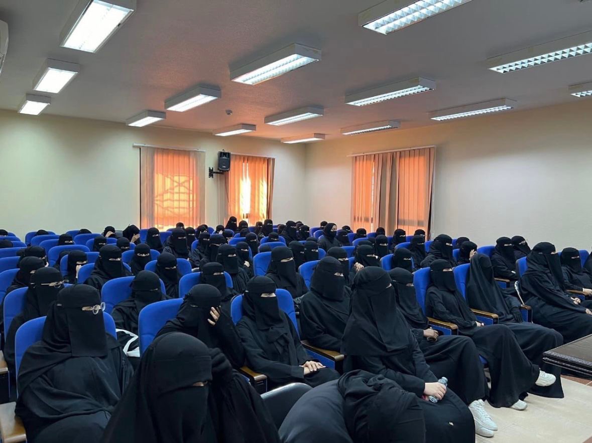 Dio25s's tweet photo. من يوم ما انولدنا واحنا نشوف هذي المظاهر بس ما عمرها تطبعت بأذهاننا لانها غير فطرية 
#٢٠٣٠_بلا_نقاب25 https://t.co/ycebVG0ZOQ